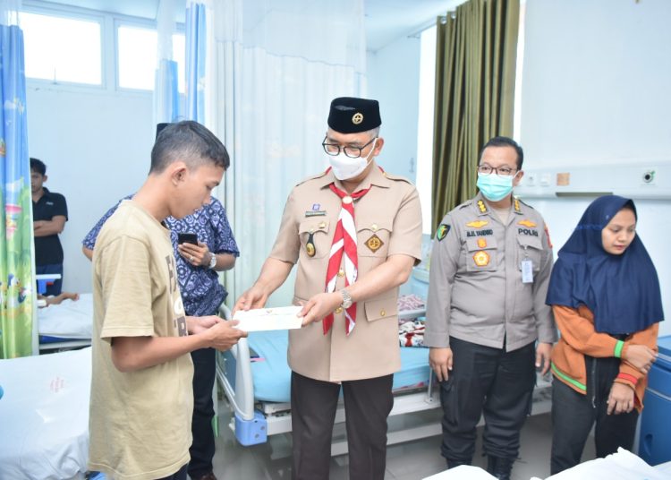 Wali Kota Jambi, Syarif Fasha saat memberikan bantuan ke keluarga pasien penderita Hidrosefalus.