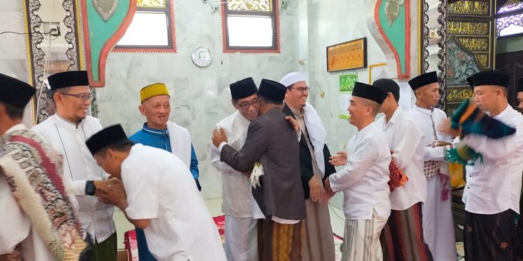 Wabup Batanghari Bakhiar Saat Sholat Ied di Masjid Al Muhajirin